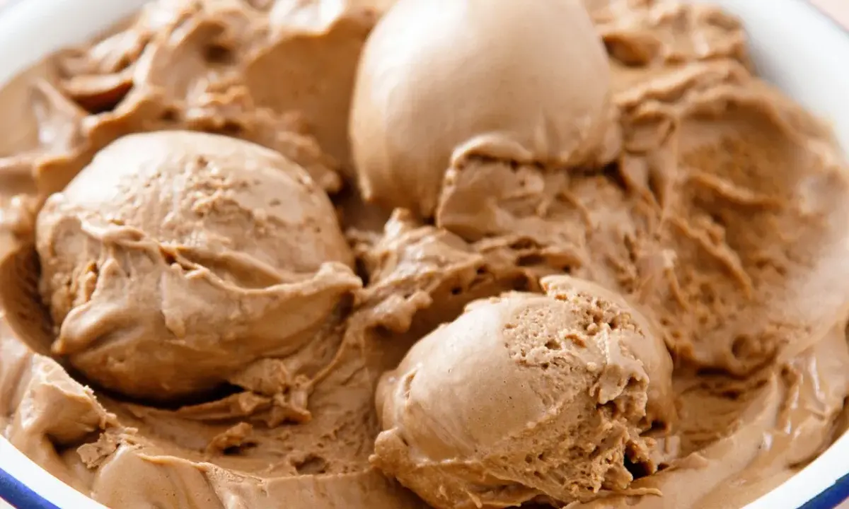 Pyszne lody z serka wiejskiego, idealne na deser. Kremowe, czekoladowe, rozpływające się w ustach.