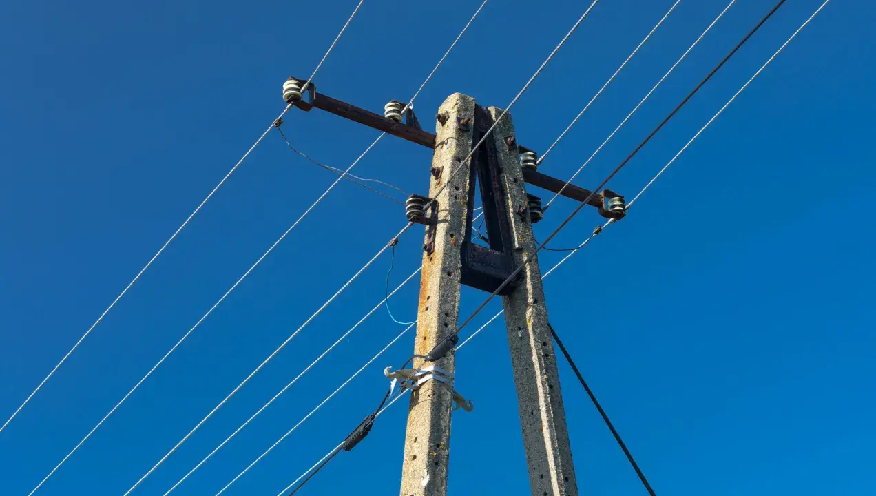 Słupy energetyczne na działce. Dowiedz się, ile wynosi odszkodowanie za słupy energetyczne na działce i jakie są zasady ich posadowienia.