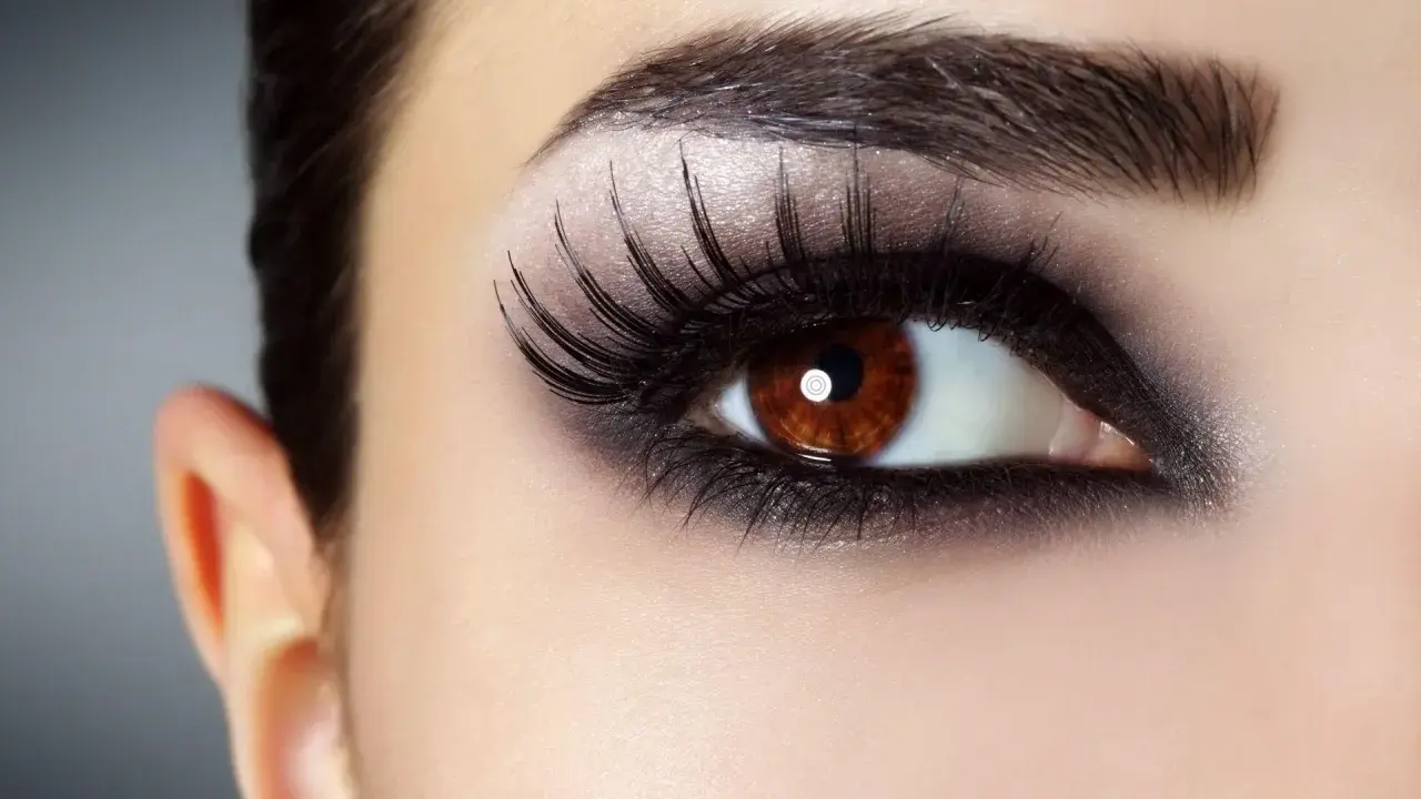 Ojo con dramáticas combinaciones sombra delineador ojos, pestañas postizas y cejas definidas.