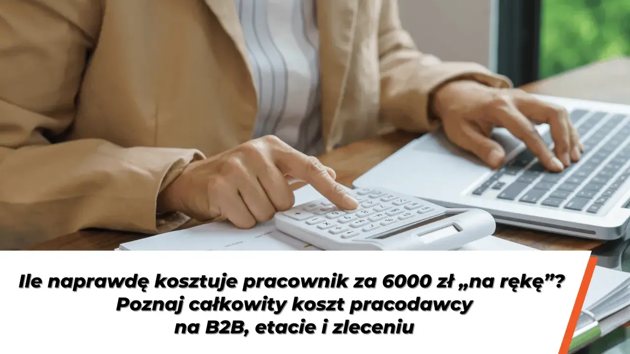 Osoba liczy na kalkulatorze, by poznać całkowity koszt pracodawcy pracownika zarabiającego 6000 zł "na rękę".
