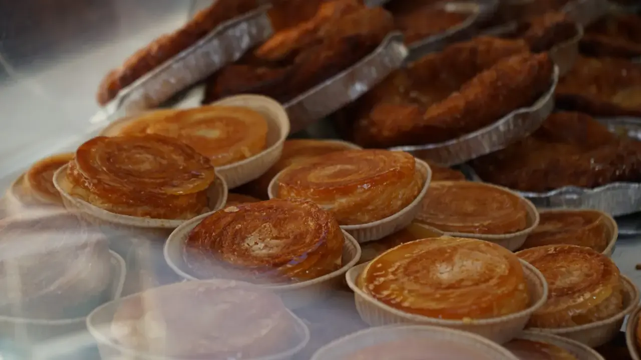 Délicieuses pâtisseries feuilletées, une spécialité culinaire d'Île-de-France, dorées et caramélisées.