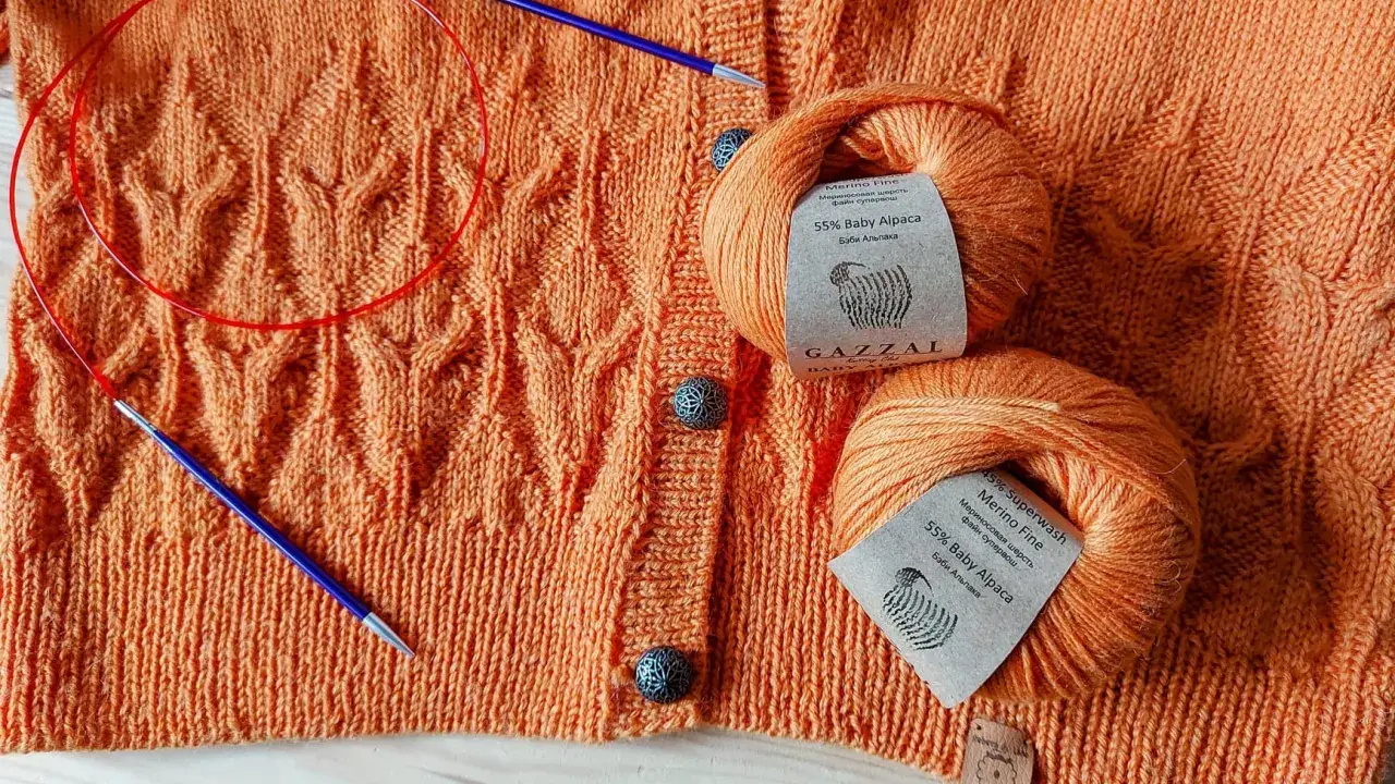 Pomarańczowy sweter z pięknymi wzorami na drutach, włóczka baby alpaca i druty.