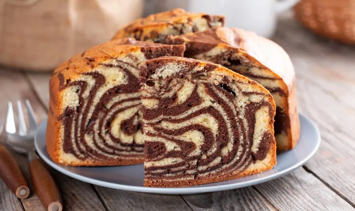 Pyszne ciasto zebra, idealne na rodzinne popołudnie. Ten przepis na ciasto jest prosty i szybki.