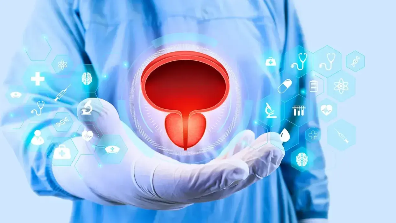 Dłoń w rękawiczce medycznej prezentuje pęcherz moczowy, symbolizując diagnostykę i rokowania w przypadku raka prostaty C61.