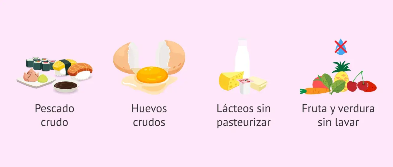 Alimentos que no puede comer una embarazada: pescado crudo, huevos crudos, lácteos sin pasteurizar y fruta/verdura sin lavar.