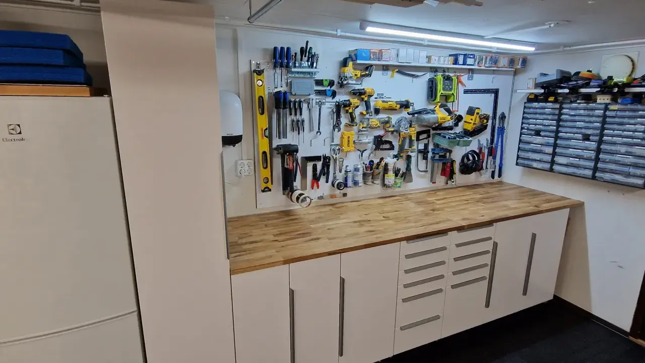 Välordnat garage med verktygstavla, arbetsbänk och förvaringsskåp. Perfekt garage inspiration för den händige.