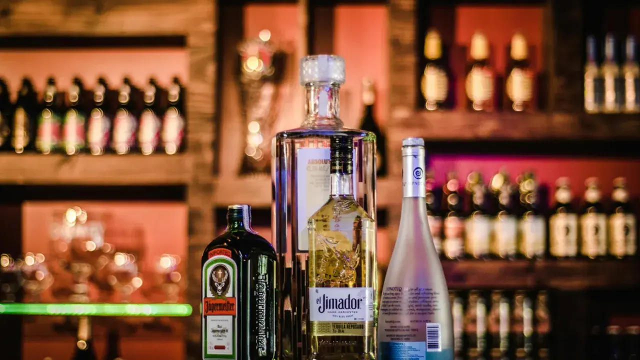 Butelki Jägermeister, El Jimador i Absolut. Zastanawiasz się, ile to 20 g alkoholu?