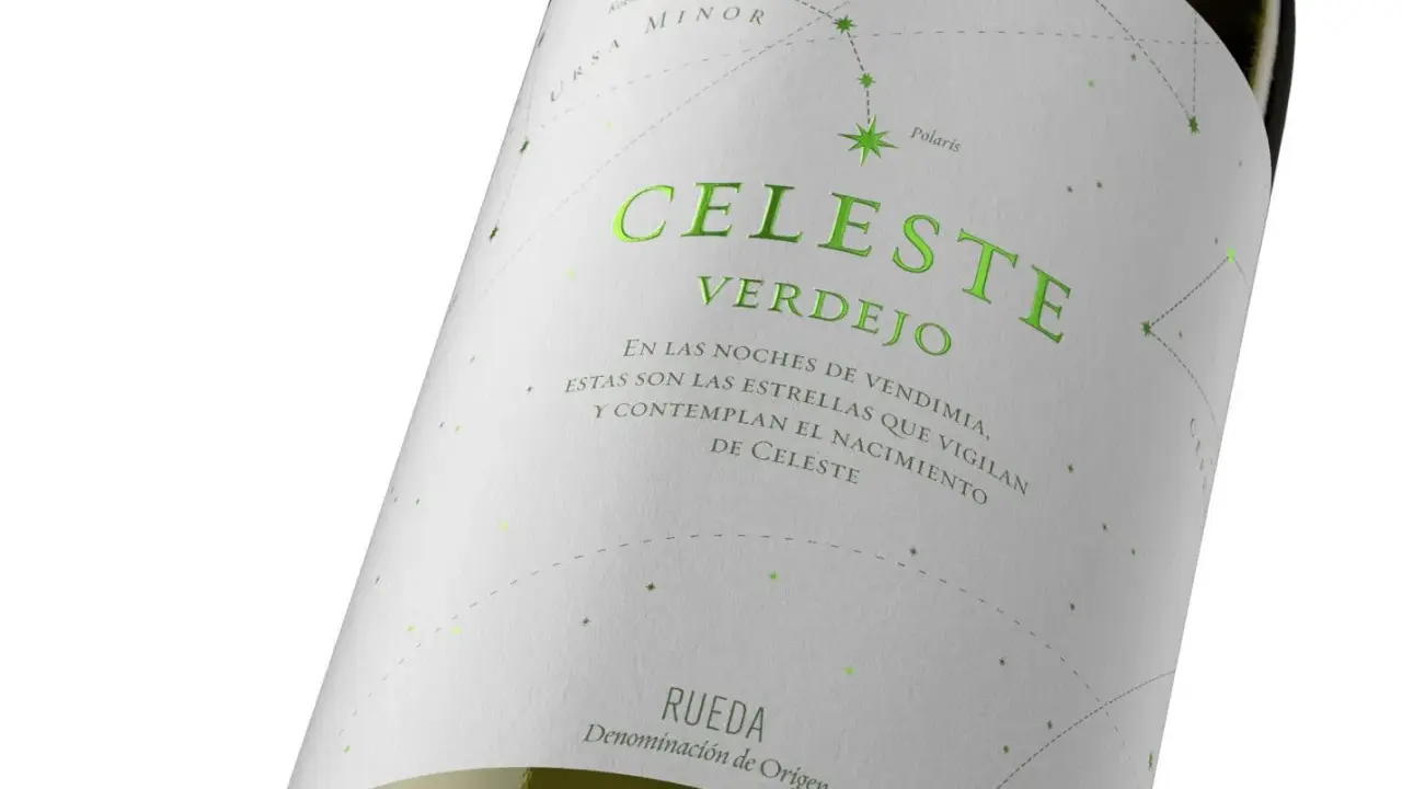 Botella de vino Celeste Verdejo, con diseño de constelaciones. Opiniones sobre este vino son muy positivas.