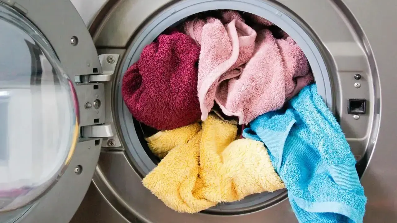 Kolorowe ręczniki w pralce. Dowiedz się, jak prać ręczniki żeby nie śmierdziały i cieszyć się świeżością.