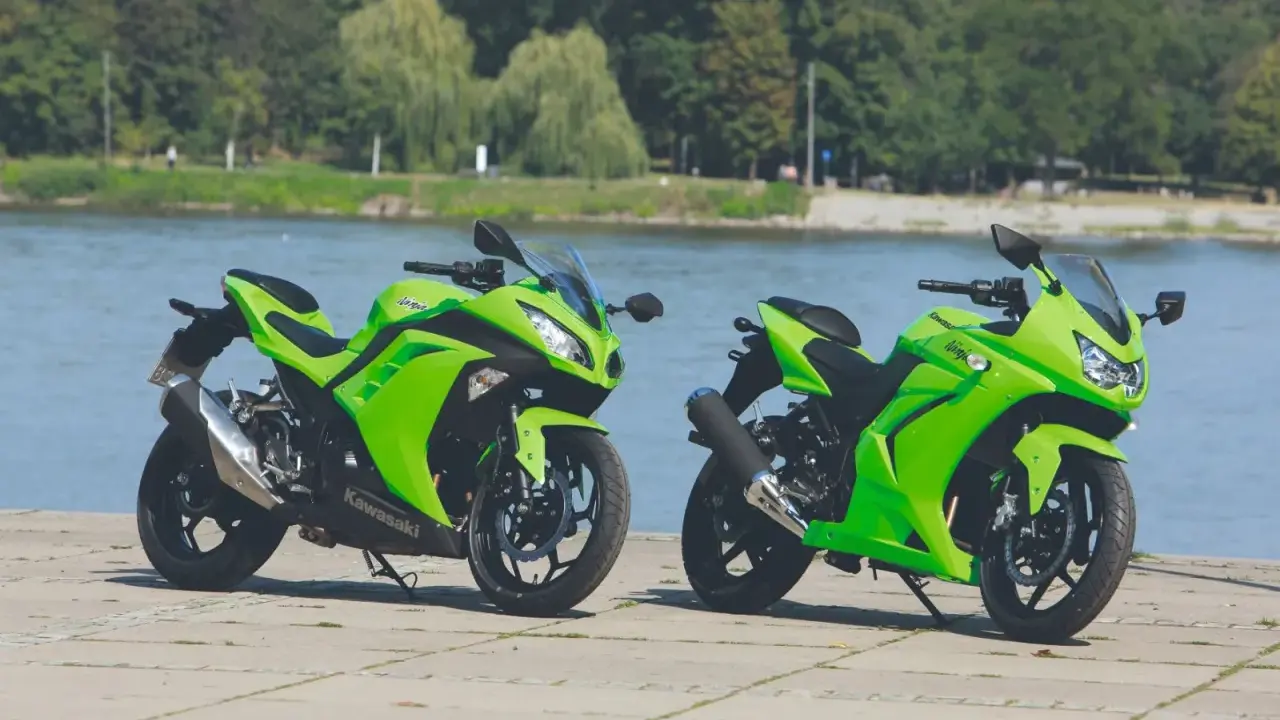 Dwa zielone Kawasaki Ninja 250 stoją nad wodą. Poznaj kawasaki ninja 250 dane techniczne i poczuj moc!