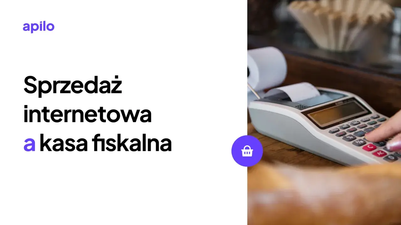 Sprzedaż wysyłkowa a kasa fiskalna: ręka naciska klawisze kasy fiskalnej, obok paragon.