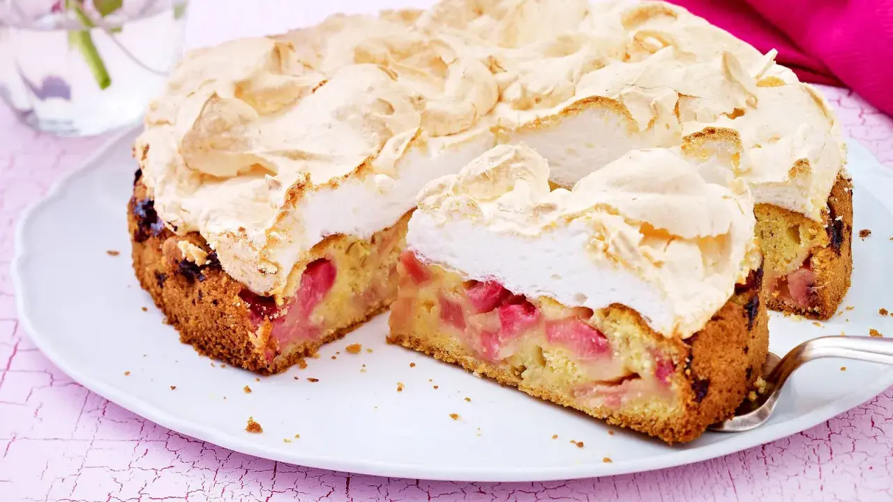 Saftiger Rhabarberkuchen mit luftigem Baiser, ein Genuss für jeden Kaffeetisch.