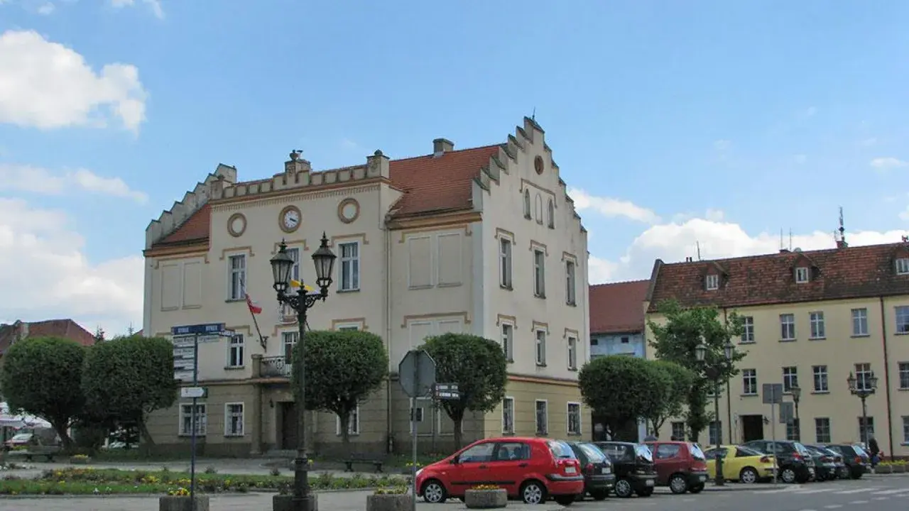 Rynek w Pyskowicach z ratuszem i innymi zabytkowymi kamienicami to jedne z głównych atrakcji miasta.