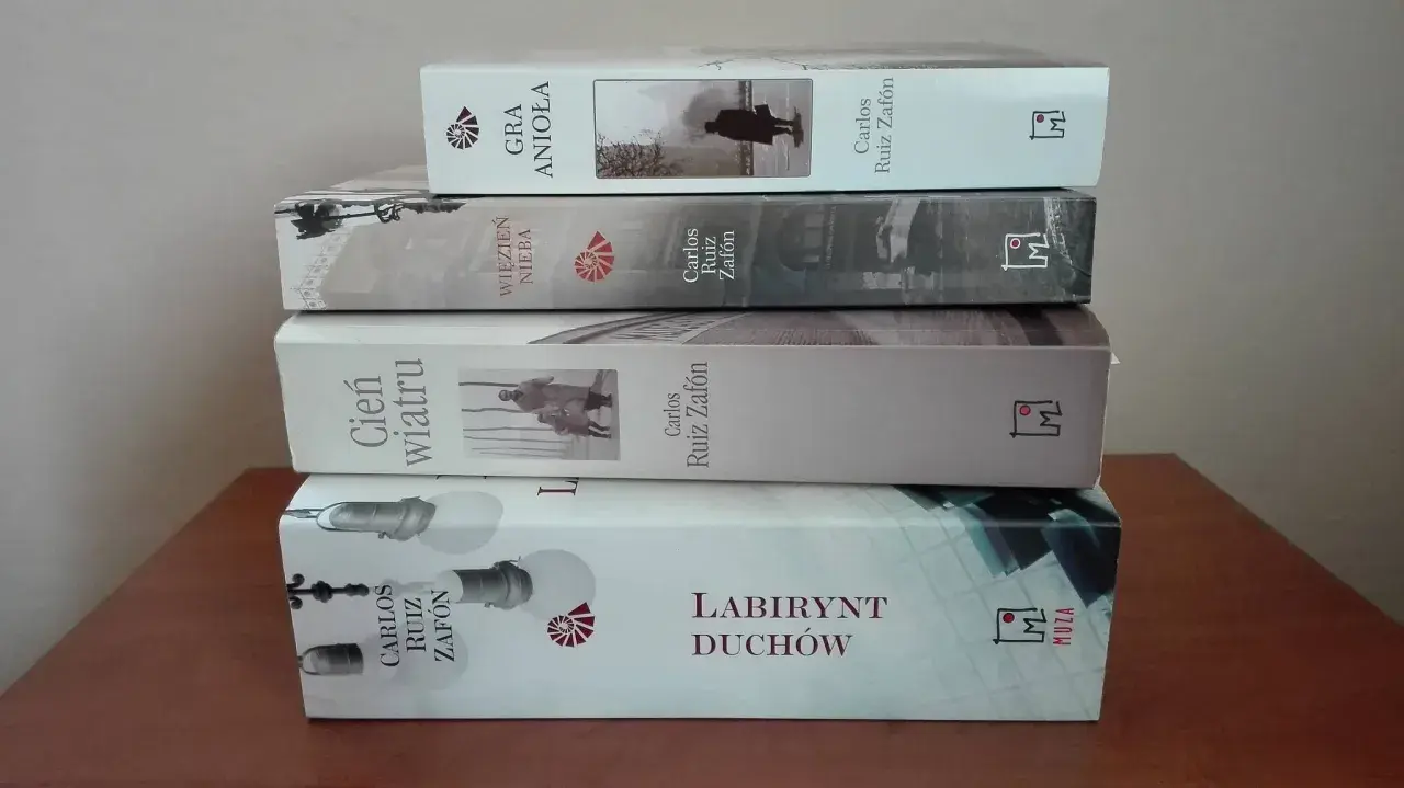 Stos książek Carlosa Ruiza Zafóna, niczym cmentarz zapomnianych książek, czeka na odkrycie. "Gra Anioła", "Więzień Nieba", "Cień wiatru" i "Labirynt Duchów".