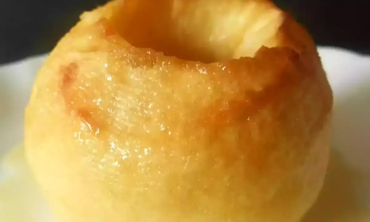 Une pomme au four dorée, creusée et prête à être garnie. Un délice simple et réconfortant.
