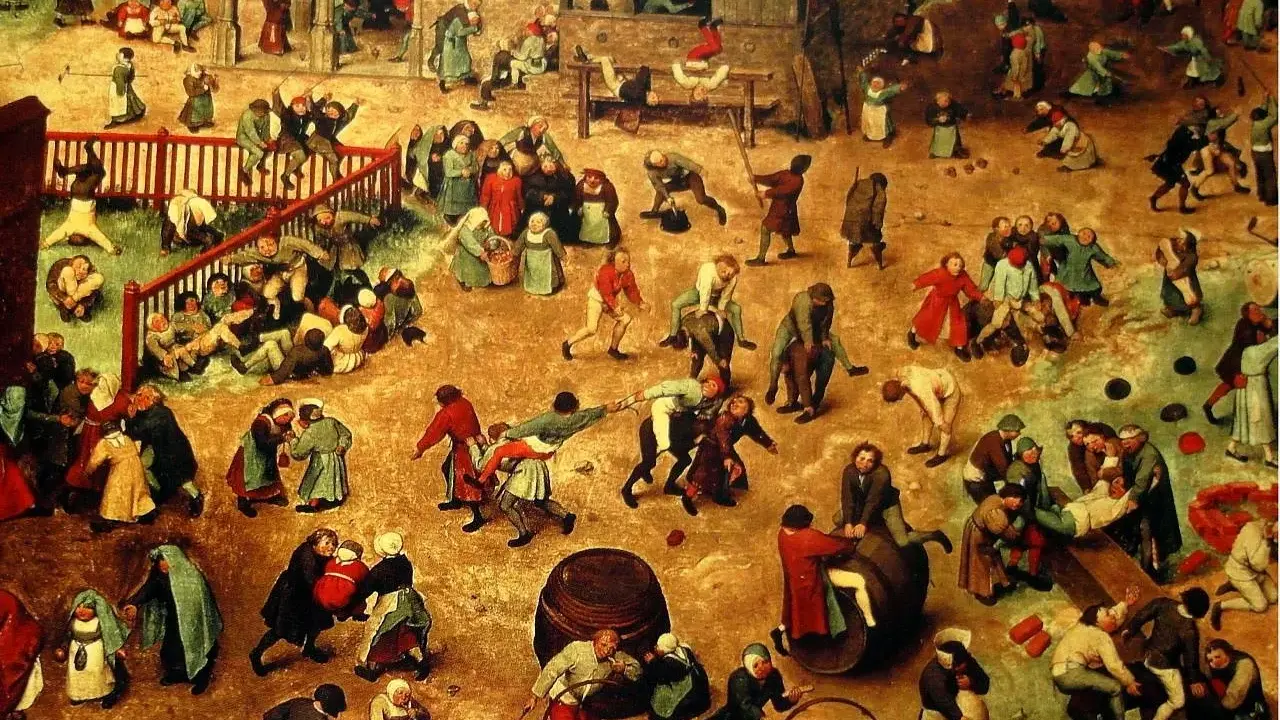 Adelige Kinder im Mittelalter spielen ausgelassen auf einem belebten Platz. Sie reiten auf Fässern, schaukeln und jagen sich.