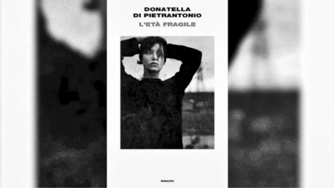 Copertina del libro "L'età fragile" di Donatella Di Pietrantonio. Una giovane donna con le mani tra i capelli guarda intensamente.