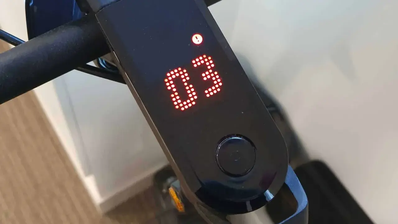 Affichage sur la trottinette électrique : un point d'exclamation et le chiffre 03. Cela indique une erreur 3.