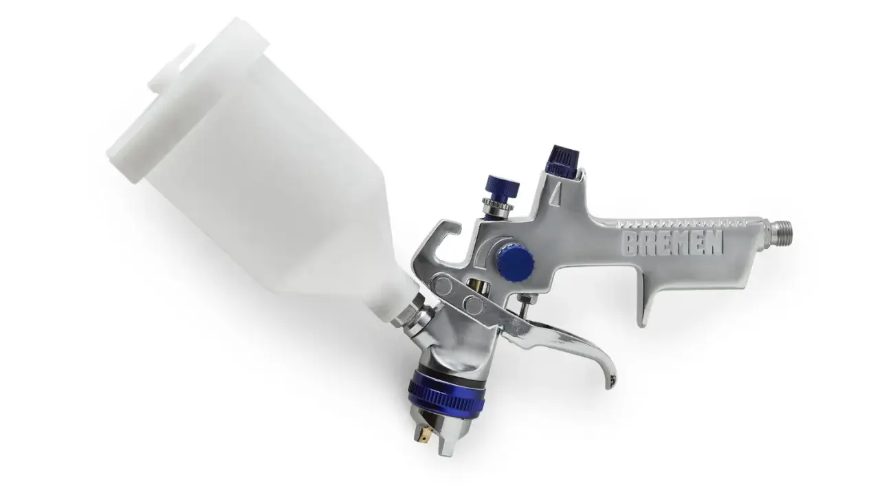 Pistola de limpieza con depósito blanco y cuerpo metálico con detalles azules. Ideal para trabajos de pintura y limpieza.