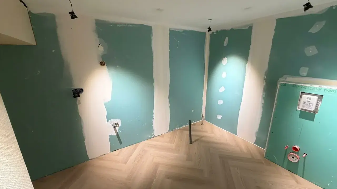 Chantier en cours : murs en Placo vert, sol parquet chevron. Idéal pour estimer le prix pose placo m2.