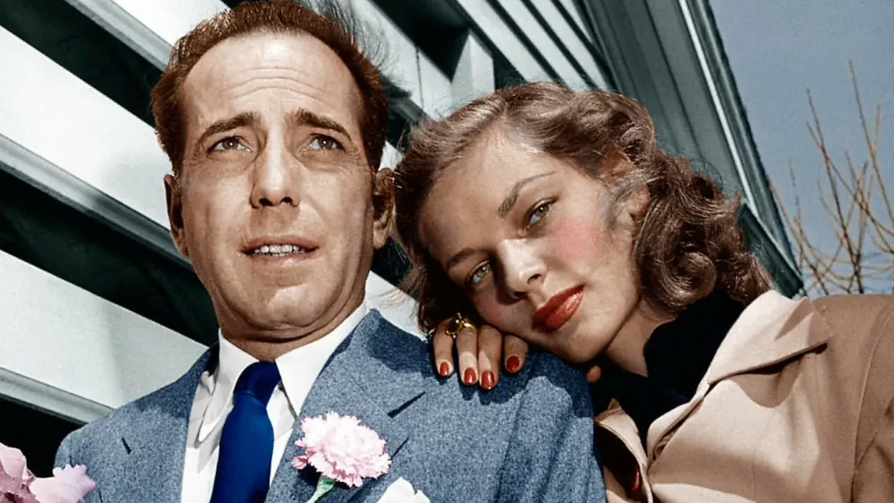 Humphrey Bogart i jego żona Lauren Bacall, ikony kina, w czułym uścisku.