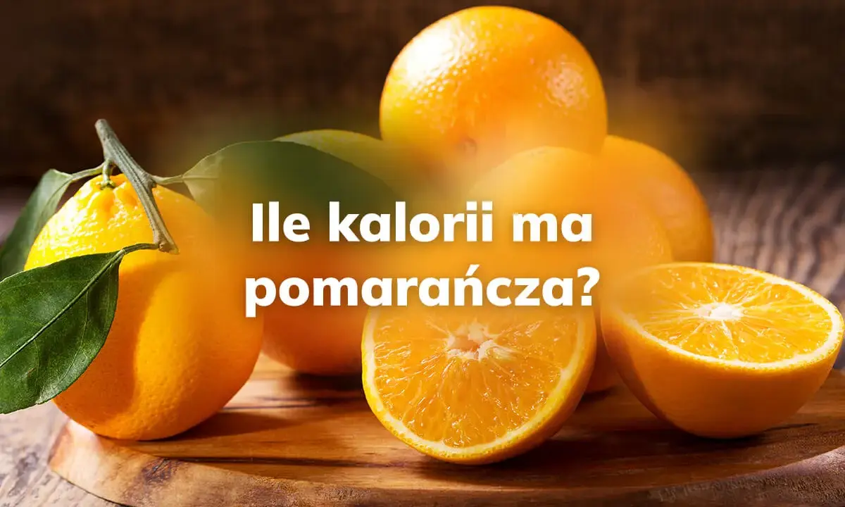 Kilka soczystych pomarańczy na drewnianej desce. Tekst pyta: "Ile kalorii ma pomarańcza?".