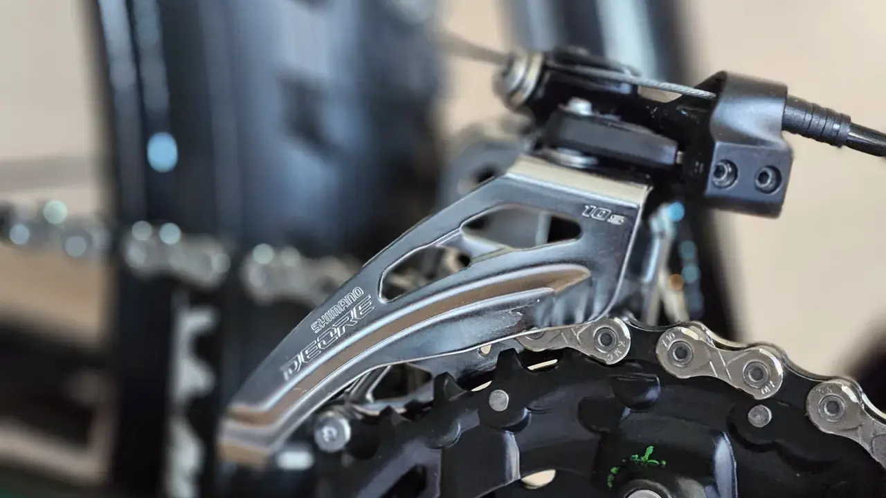 Błyszczące przerzutki Shimano Deore 10s na rowerze, gotowe do płynnej zmiany biegów podczas jazdy.