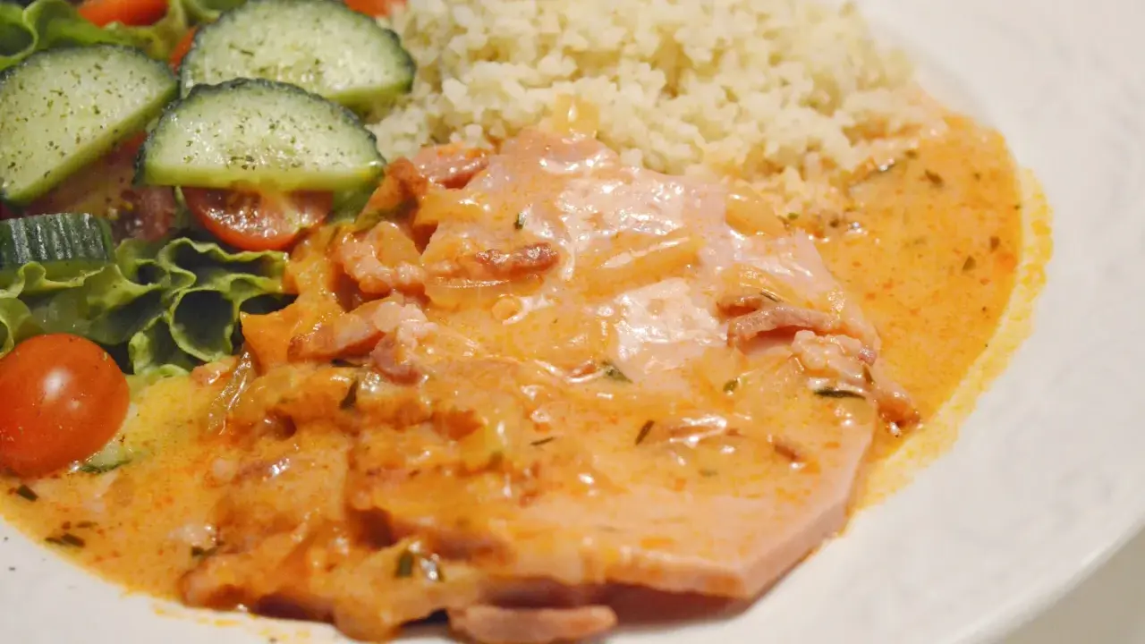 Kassler i ugn med krämig sås, serverad med couscous och en fräsch sallad med tomat och gurka. En härlig middag!