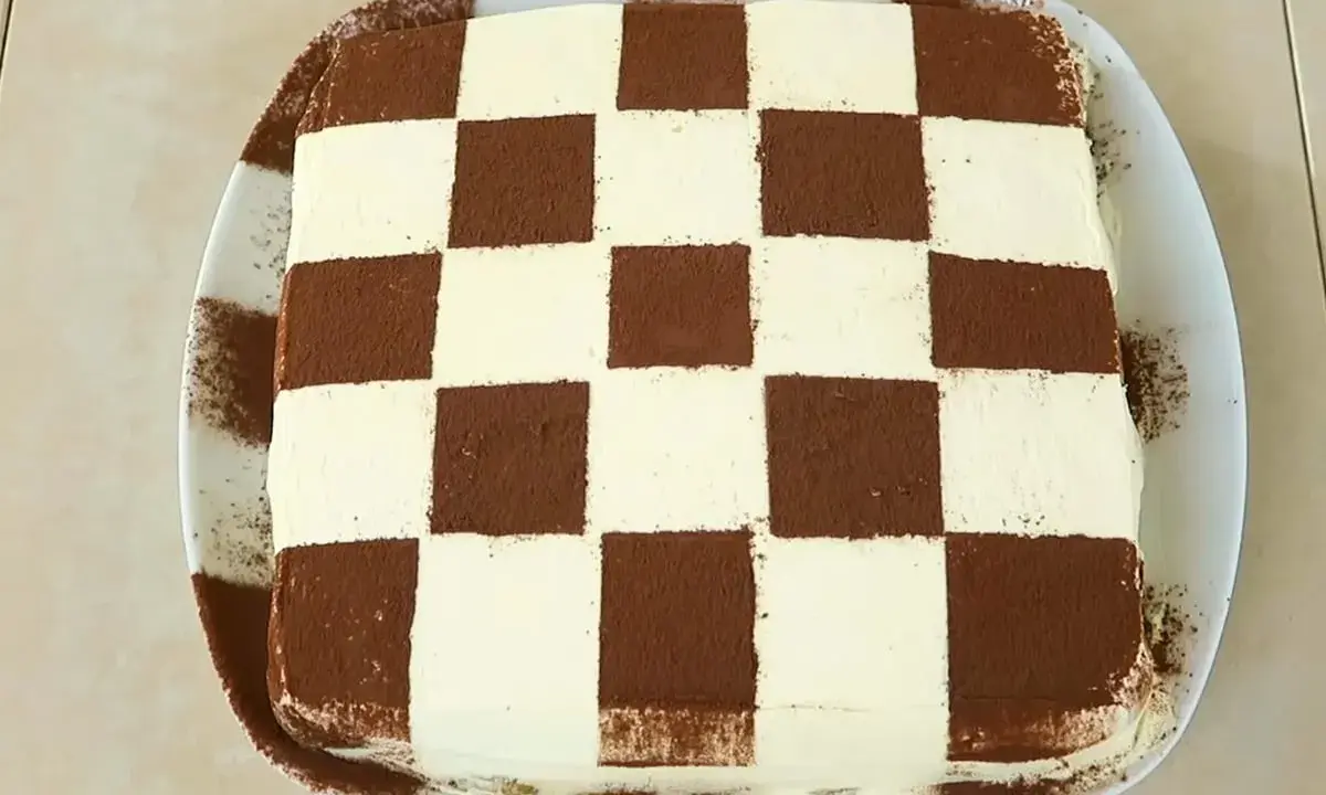 Tiramisù con decorazione a scacchiera, un'idea golosa per la ricetta Benedetta.