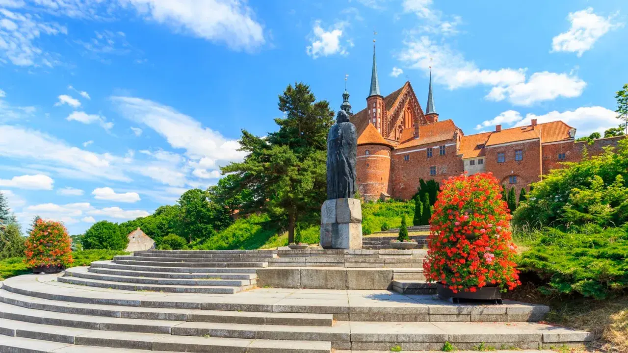Frombork: Kopernik, katedra i piękne schody. Idealne miejsce na spacer i odkrywanie historii, świetne atrakcje dla dzieci.
