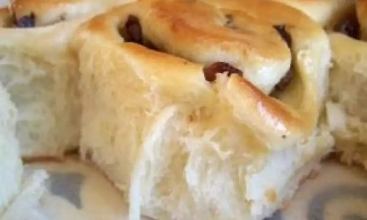 Délicieux petits pains briochés aux raisins, parfaits pour le petit-déjeuner.