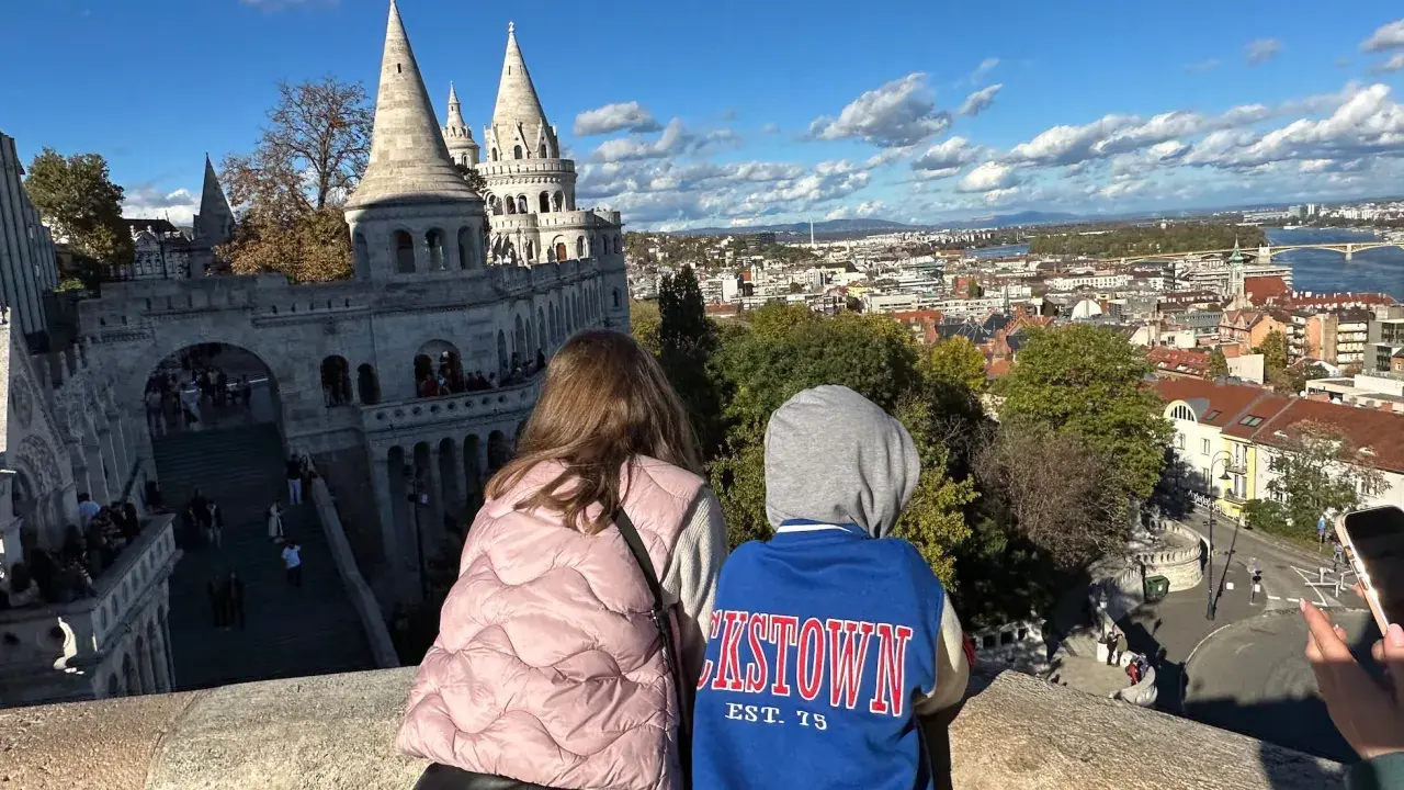 Dos niños disfrutan de la vista panorámica de Budapest desde el Bastión de los Pescadores, un lugar ideal para visitar con niños.