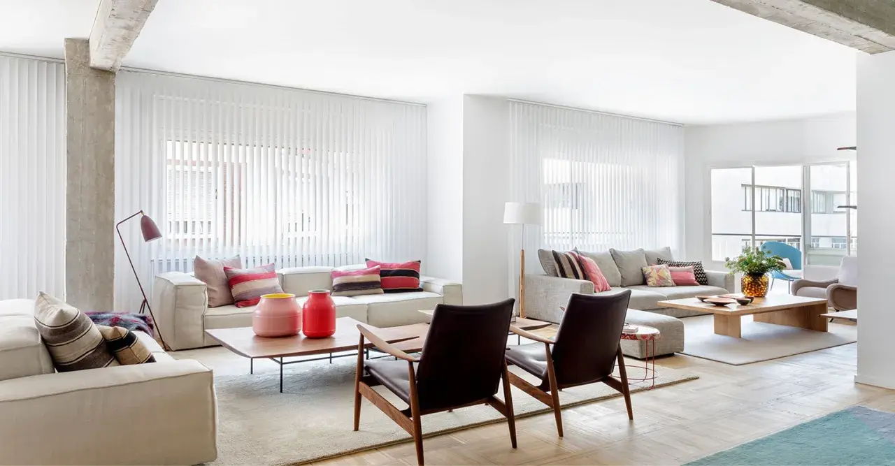Modern living room with sofas, coffee tables, and lamps. Ideal inspiration for cuanto cuesta reformar una casa de 150 metros.