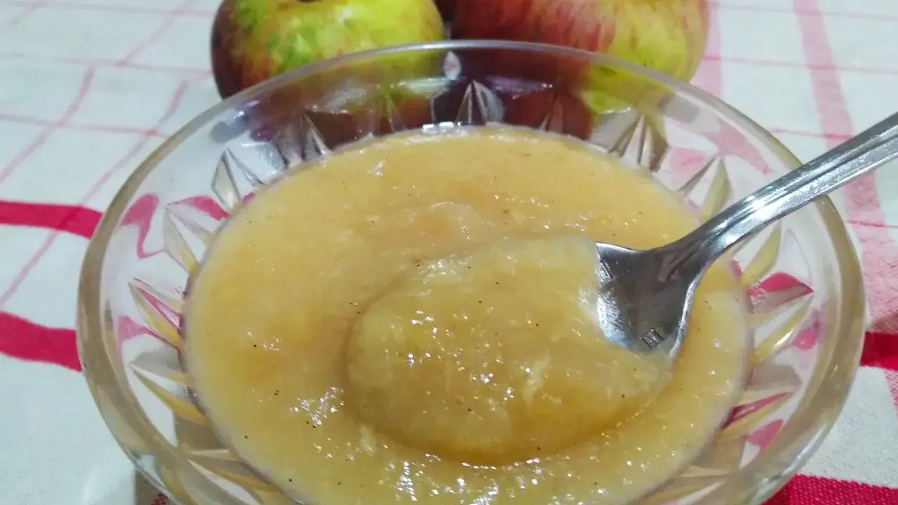 Compote de pommes maison, une recette simple et saine. Parfait pour un dessert léger, cette compote pomme sans sucre sans beurre est un délice.