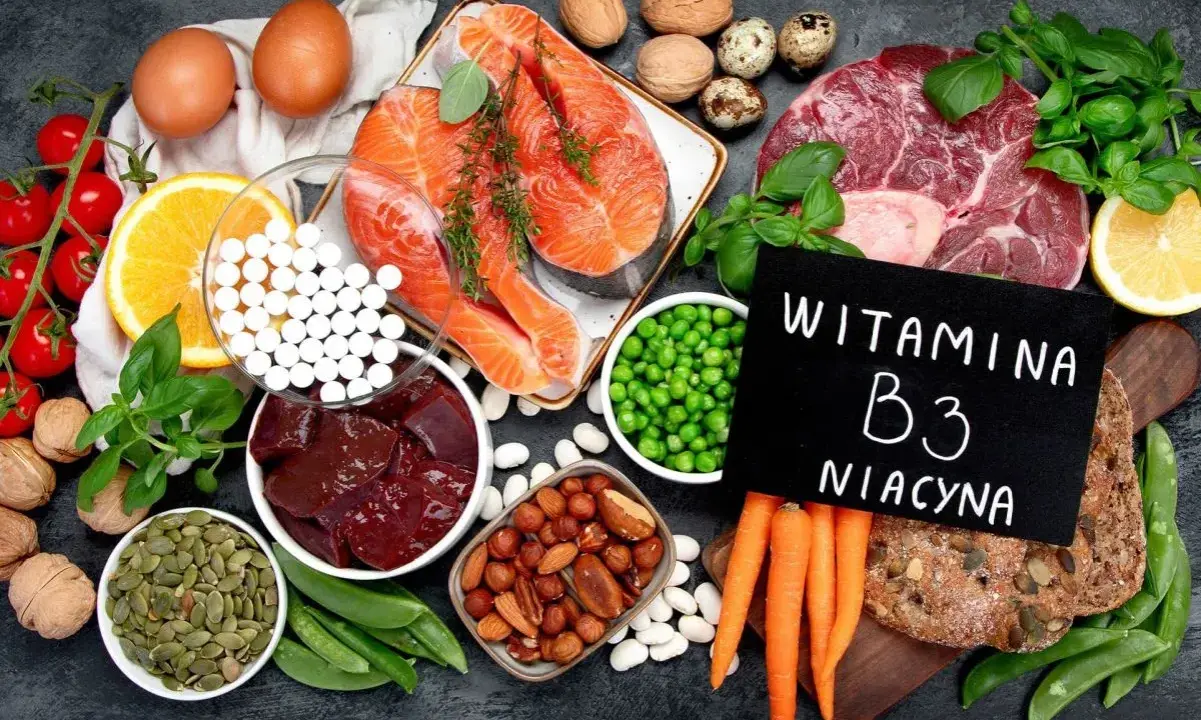 Bogactwo produktów zawierających witaminę B3 (niacynę): łosoś, wątróbka, mięso, jajka, orzechy, groszek, dynia, marchew, pomidory, cytryna, pomarańcza, pieczywo.