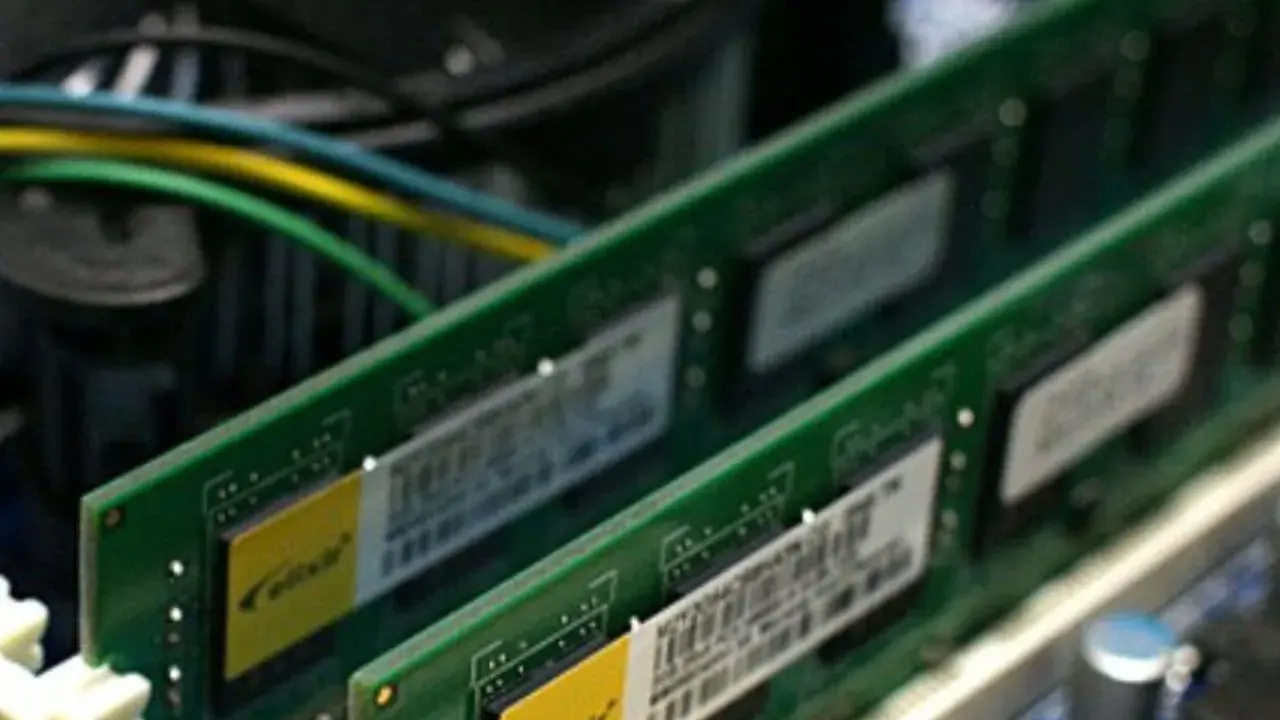 Dwa moduły RAM w komputerze. Chcesz wiedzieć, jak zwiększyć pamięć w laptopie? To pierwszy krok!