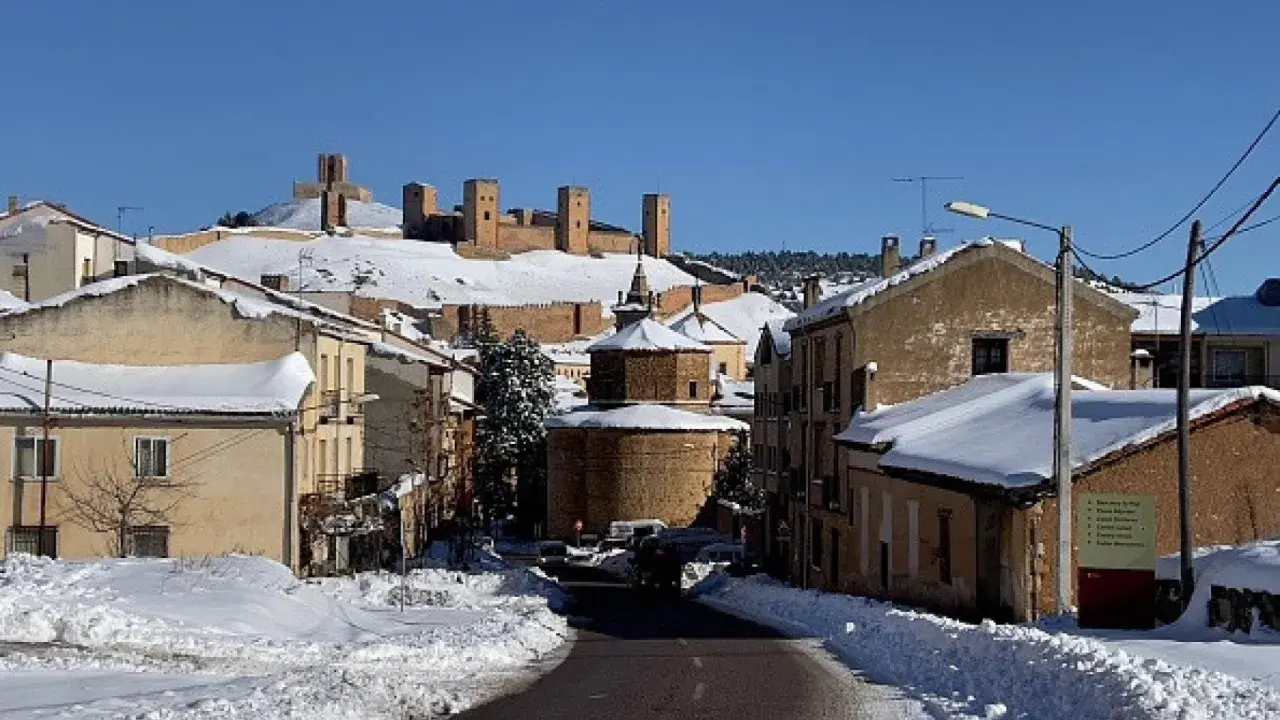 Un pueblo cubierto de nieve, con un castillo en la colina, parece el pueblo mas frio de España.