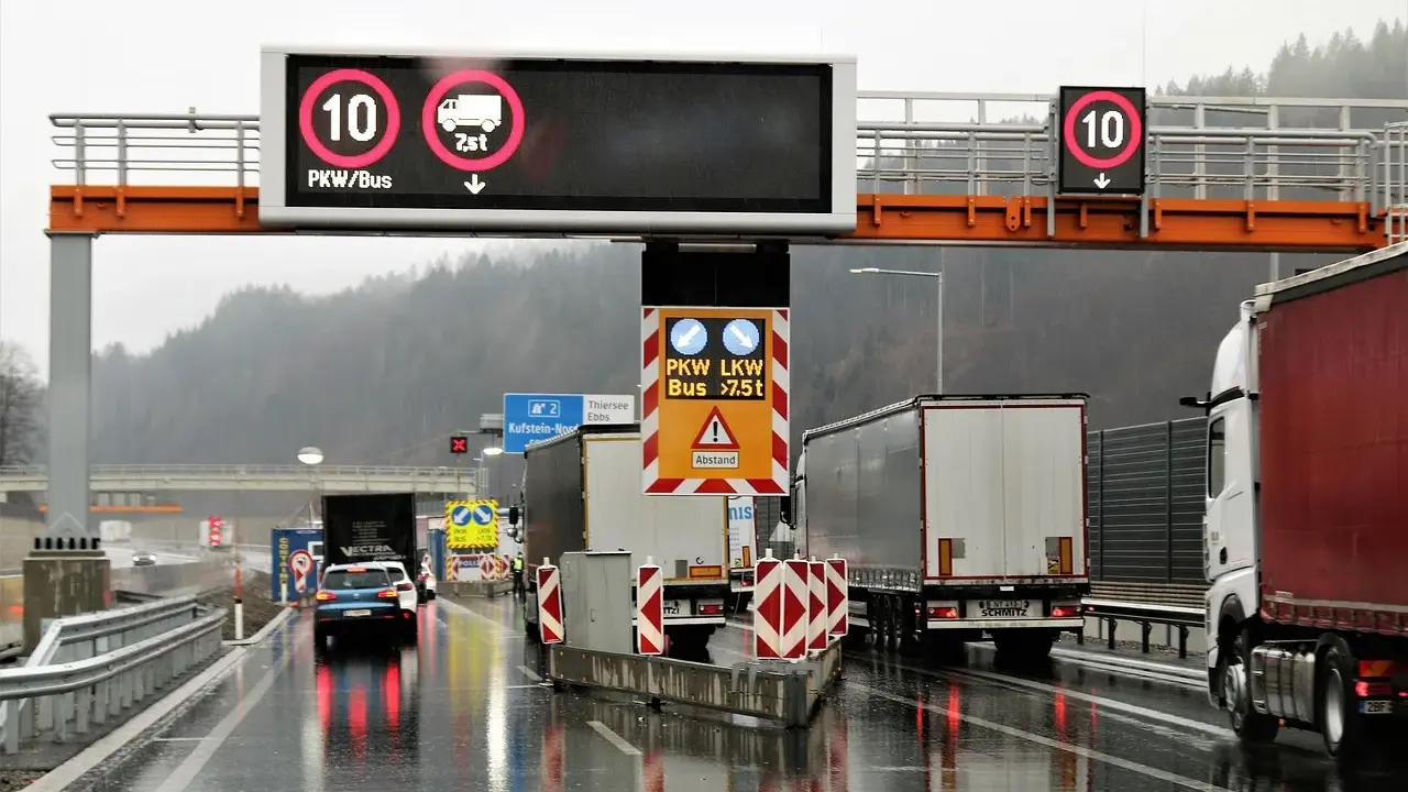 Kamera monitoruje ruch na autostradzie przy granicy. Znaki informują o ograniczeniu prędkości i masie pojazdów.