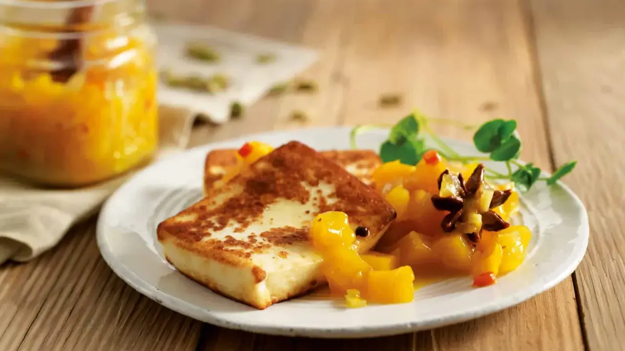 Gebratener Halloumi mit fruchtigem Mango-Chutney. Wozu isst man Chutney? Perfekt als süß-scharfe Beilage zu Käse!