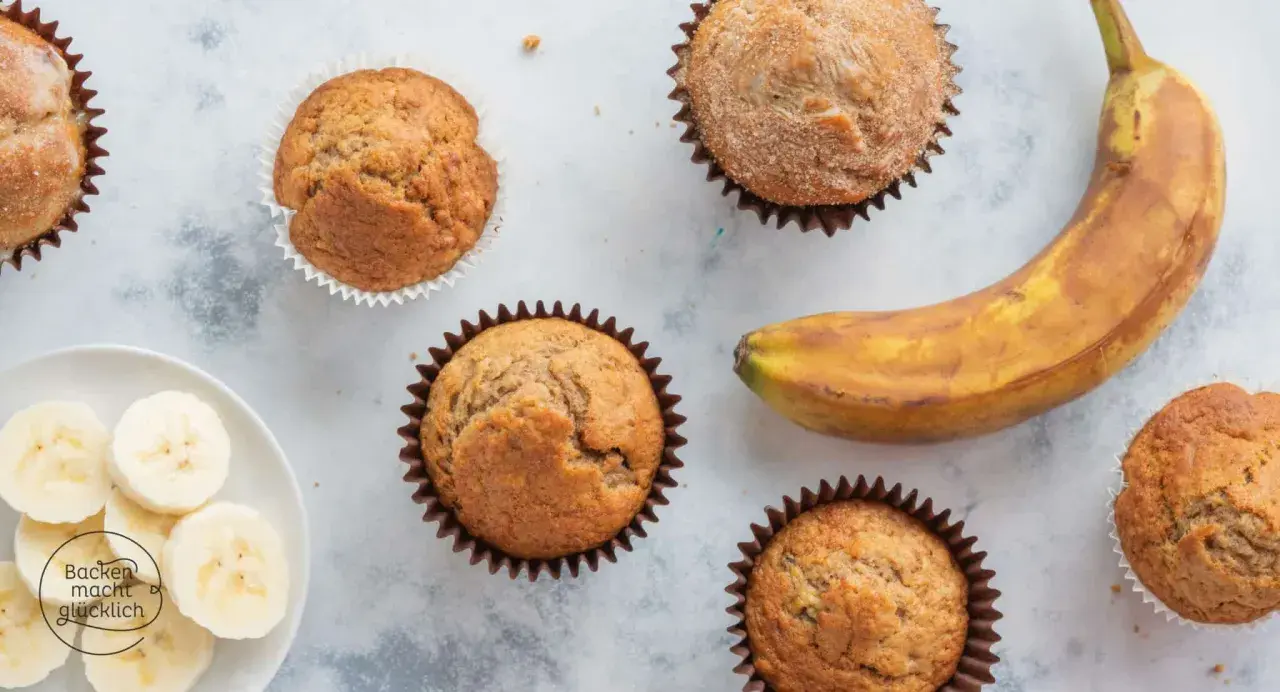 Saftige bananen muffins, ein reifer Banane und Bananenscheiben auf einem Teller. Perfekt für den Kaffeetisch.