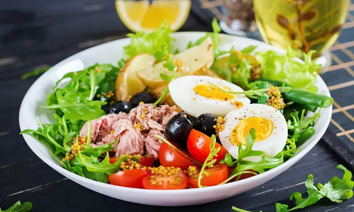 Sałatka z tuńczykiem, jajkiem i ziemniakami. Idealna dieta przy aparacie ortodontycznym. Proste przepisy na zdrowy posiłek.