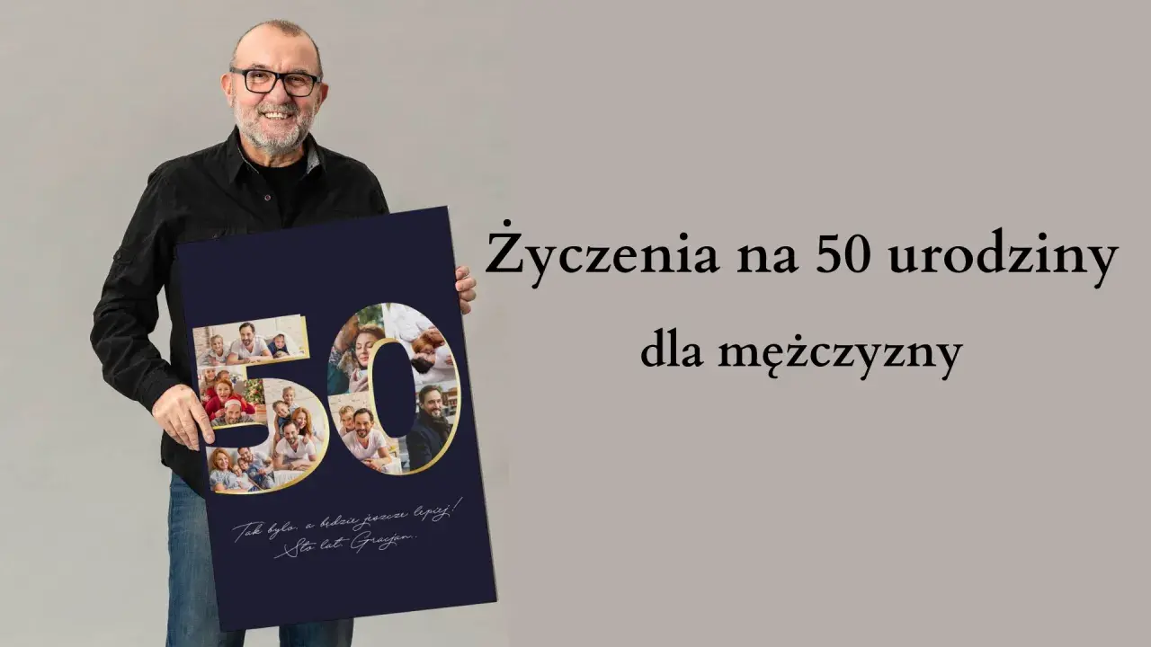 Uśmiechnięty mężczyzna trzyma plakat z napisem "50 lat na wesoło" i kolażem zdjęć rodzinnych.