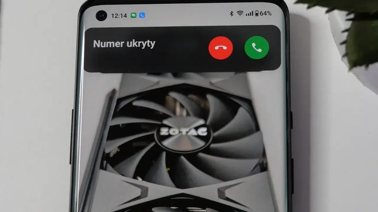 Telefon wyświetla powiadomienie o połączeniu z numeru ukrytego. Chciałbym, żeby to się już skończyło, bo to irytujące.