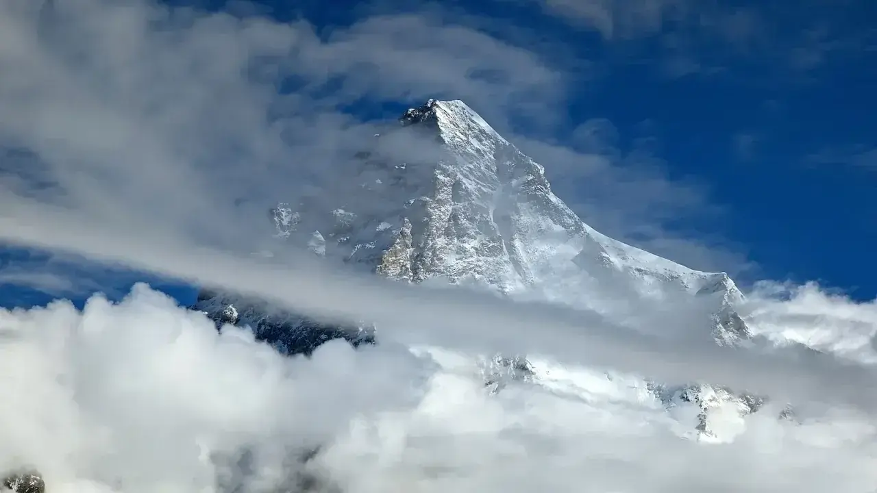 Majestatyczny K2, najwyższy szczyt Karakorum, wyłania się z chmur.