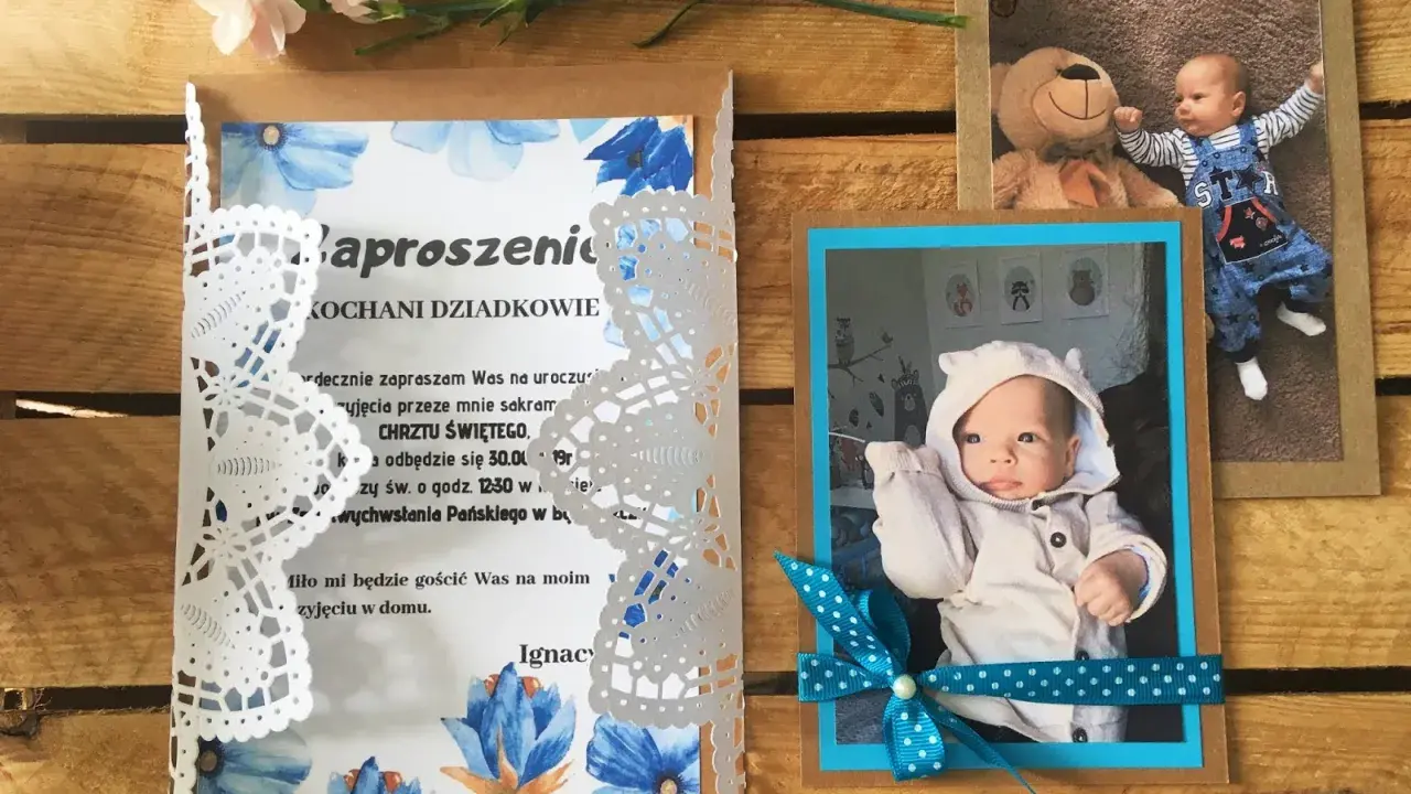 Zaproszenie na chrzest DIY z motywem niebieskich kwiatów i zdjęciami niemowlaka.