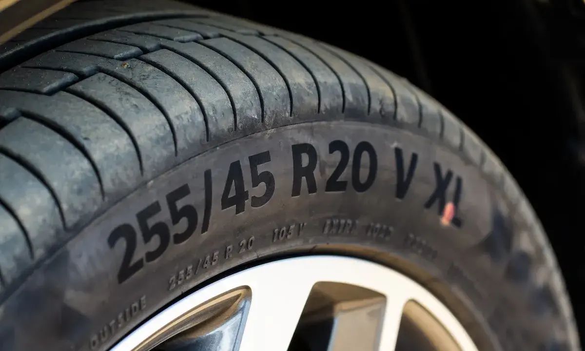 Opona z oznaczeniem 255/45 R20 V XL. Widoczne detale bieżnika i felgi.