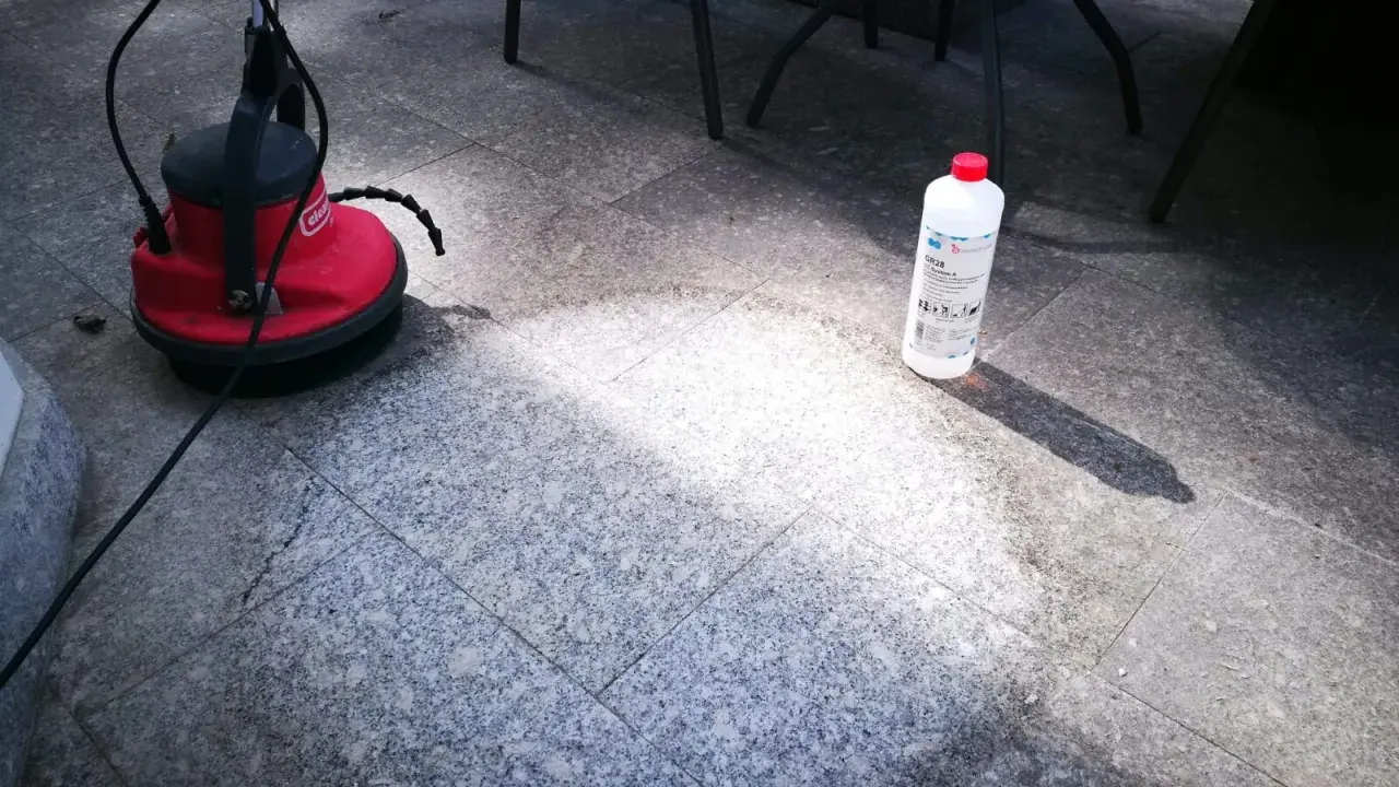 Czym czyścić granit płomieniowany? Na zdjęciu widać maszynę czyszczącą i butelkę z preparatem do czyszczenia kamienia.