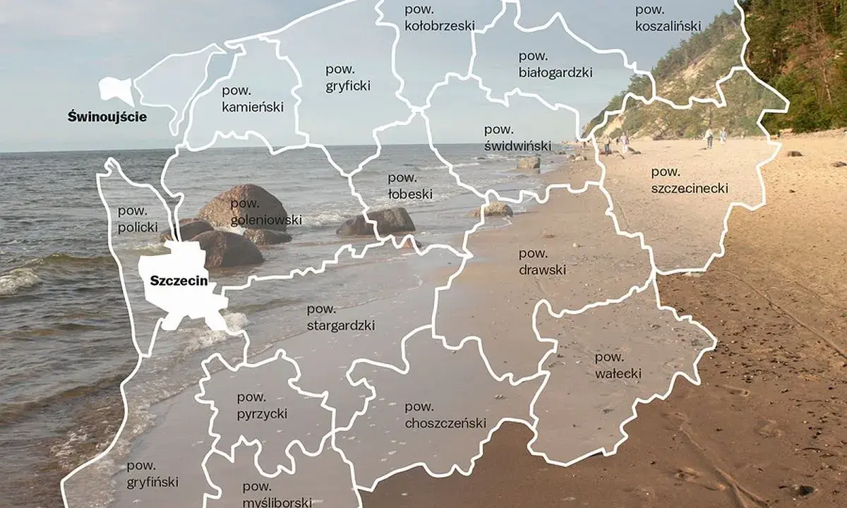 Mapa administracyjna **zachodnio pomorskie** z zaznaczonymi powiatami na tle plaży i morza.