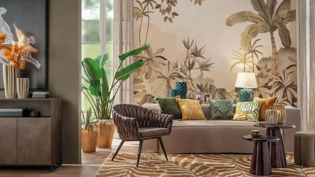 Un salotto con un murale botanico, mobili eleganti e raffinate decorazioni. Un divano beige, una poltrona marrone e un tappeto animalier creano un'atmosfera accogliente.