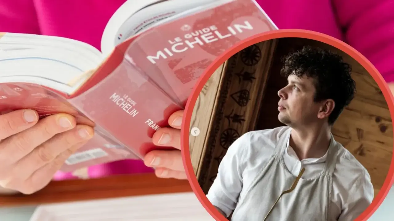 Szef kuchni w fartuchu, przeglądający przewodnik po restauracjach gwiazdki michelin.